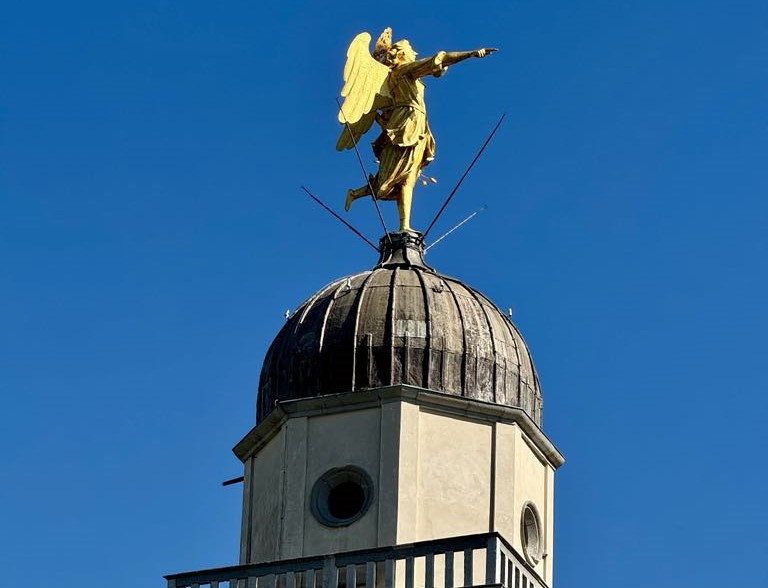 Złota statua anioła na szczycie za ku w Udine